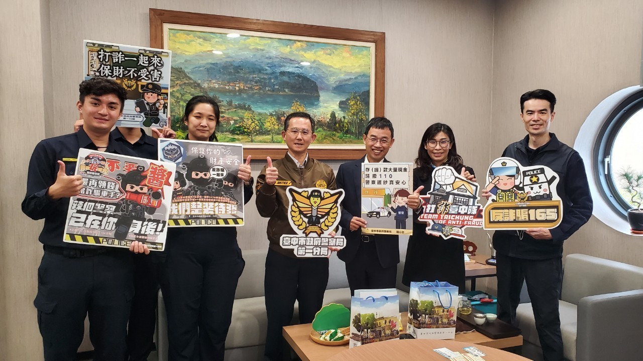 ▲ 中警第一分局長張啓祥親率幹部,至金融機構進行防詐防搶宣導 (圖/台中市警察局 提供)