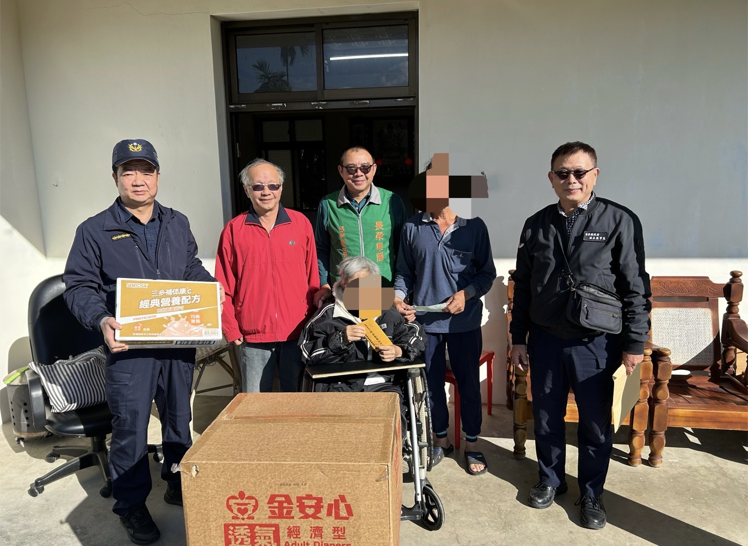 ▲村長、警所長與慈善基金會齊出動，協助弱勢家庭度難關 (圖/苗栗縣警察局 提供)