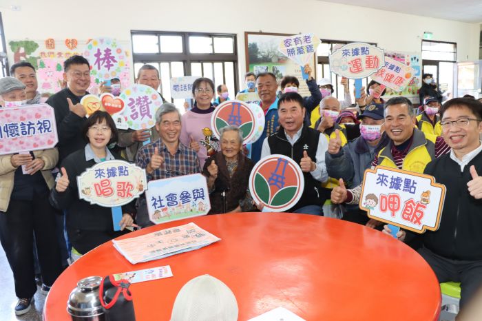 鍾東錦巡視南庄鄉員林社區關懷據點 關心長輩共餐情形