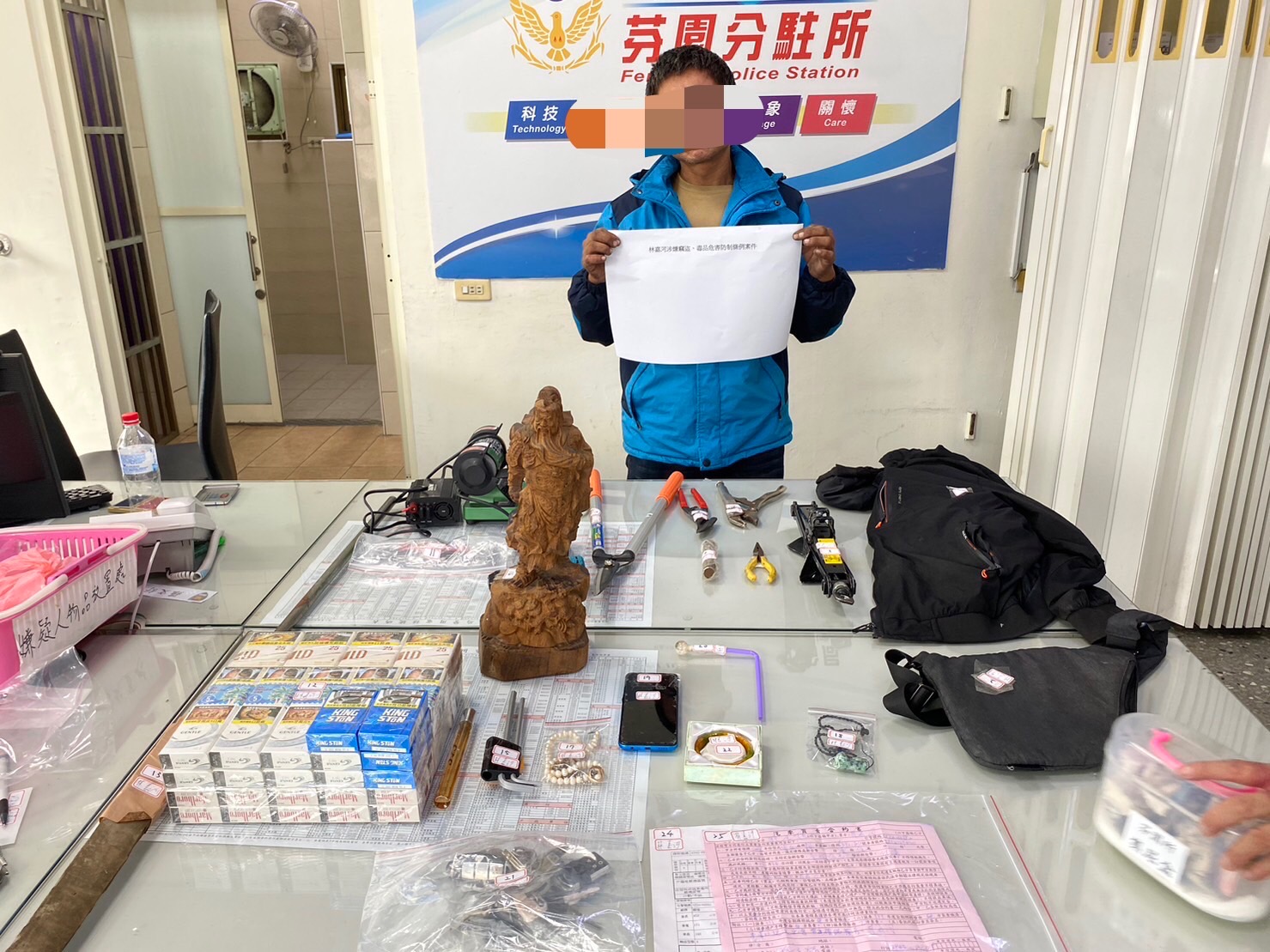 彰化警察分局芬園分駐所日前破獲竊盜案幫民眾追回救命錢,深獲地方好評。(圖/記者謝榮浤翻攝)