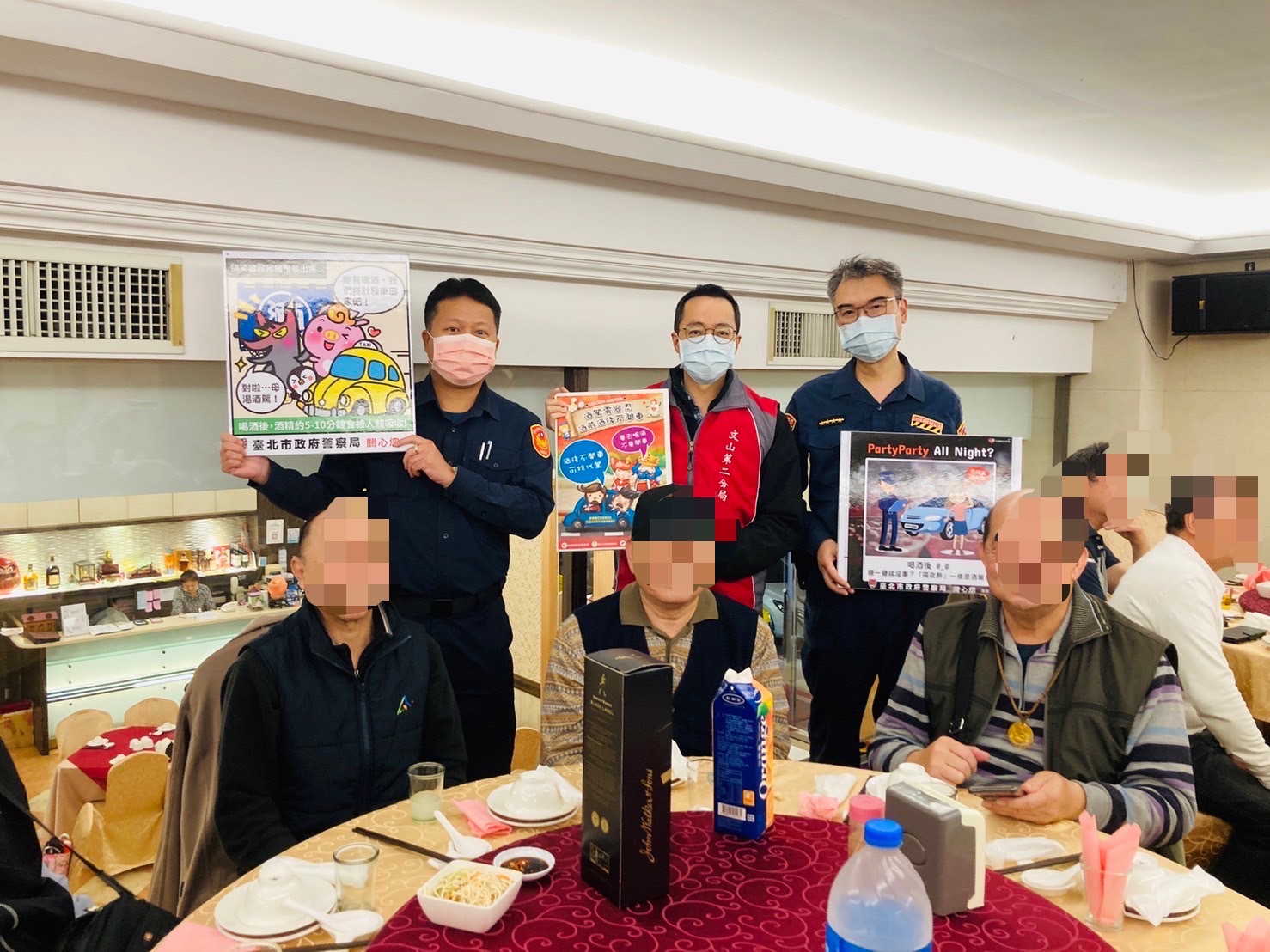 文山第二分局至餐飲營業場所辦理交通安全宣導活動。(記者楊國域翻攝)