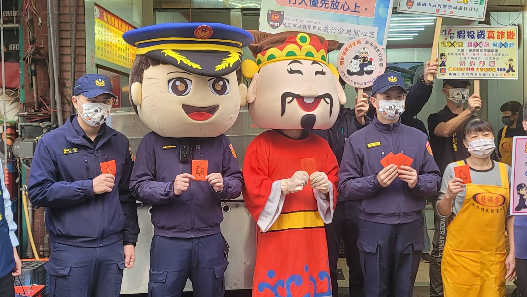 蘆竹區南農市場舉辦「福兔綿延,新春踩街活動」,以防竊、防搶、防詐及交通安全宣導活動。(記者宋紹誠翻攝)