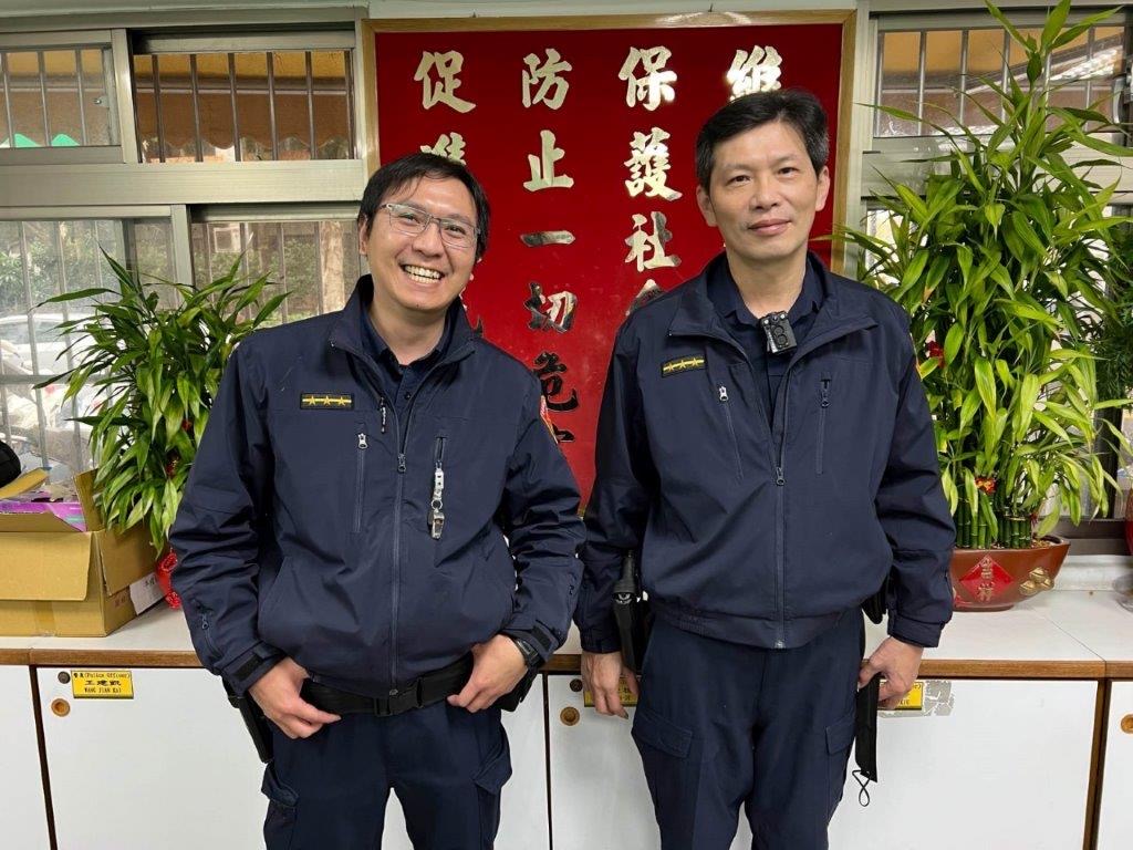 同德派出所警員吳俊德、廖國榮日前尋獲失蹤人口之失智迷途老翁,協助老翁返家團圓,讓家屬感激不已。(記者林艷林翻攝)