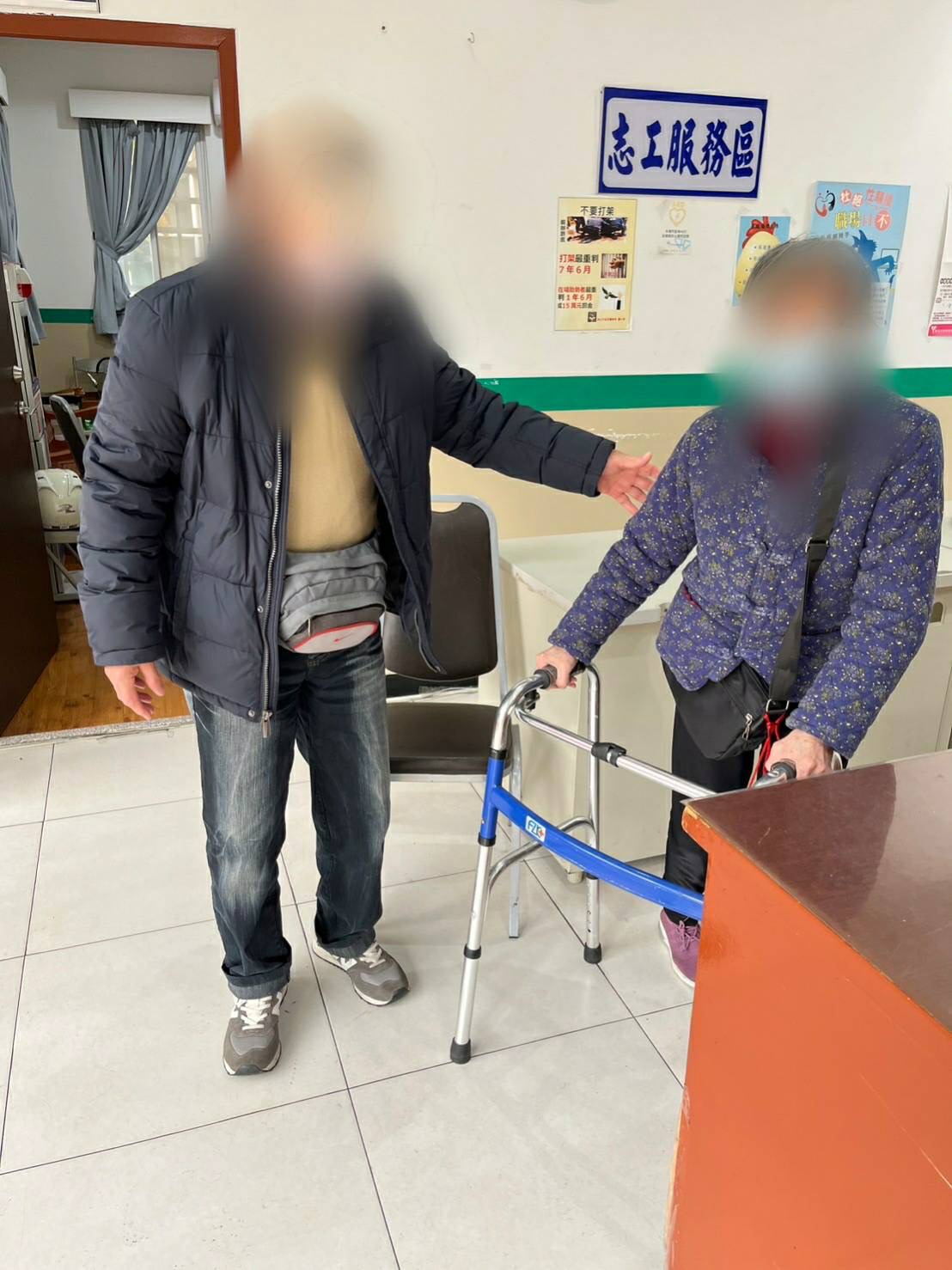 中和警查藥袋得知老婦身份,通知家屬前來。(記者徐煜勝翻攝)