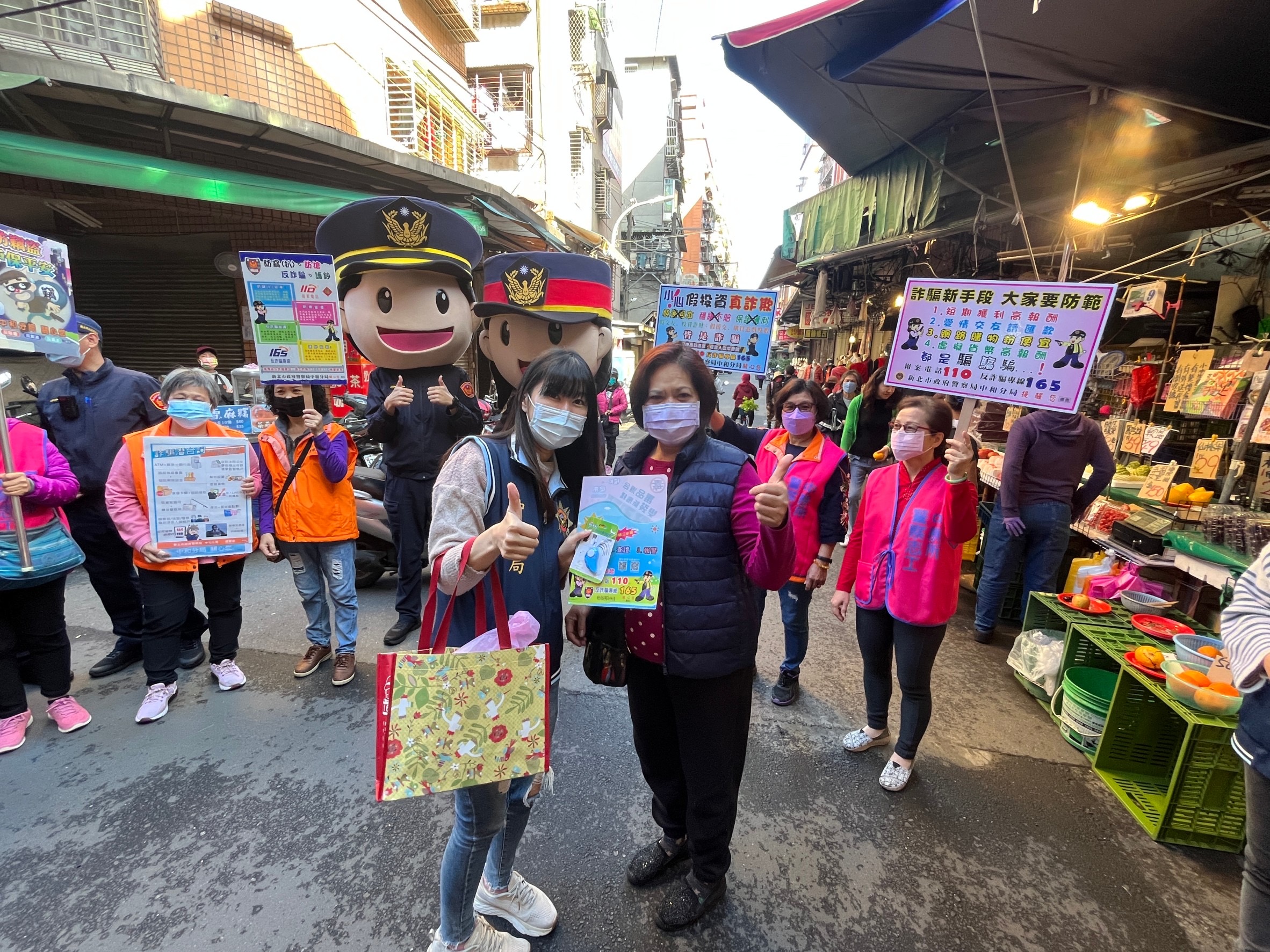 中和警娃娃與民互動宣導預防犯罪。(記者徐煜勝翻攝)