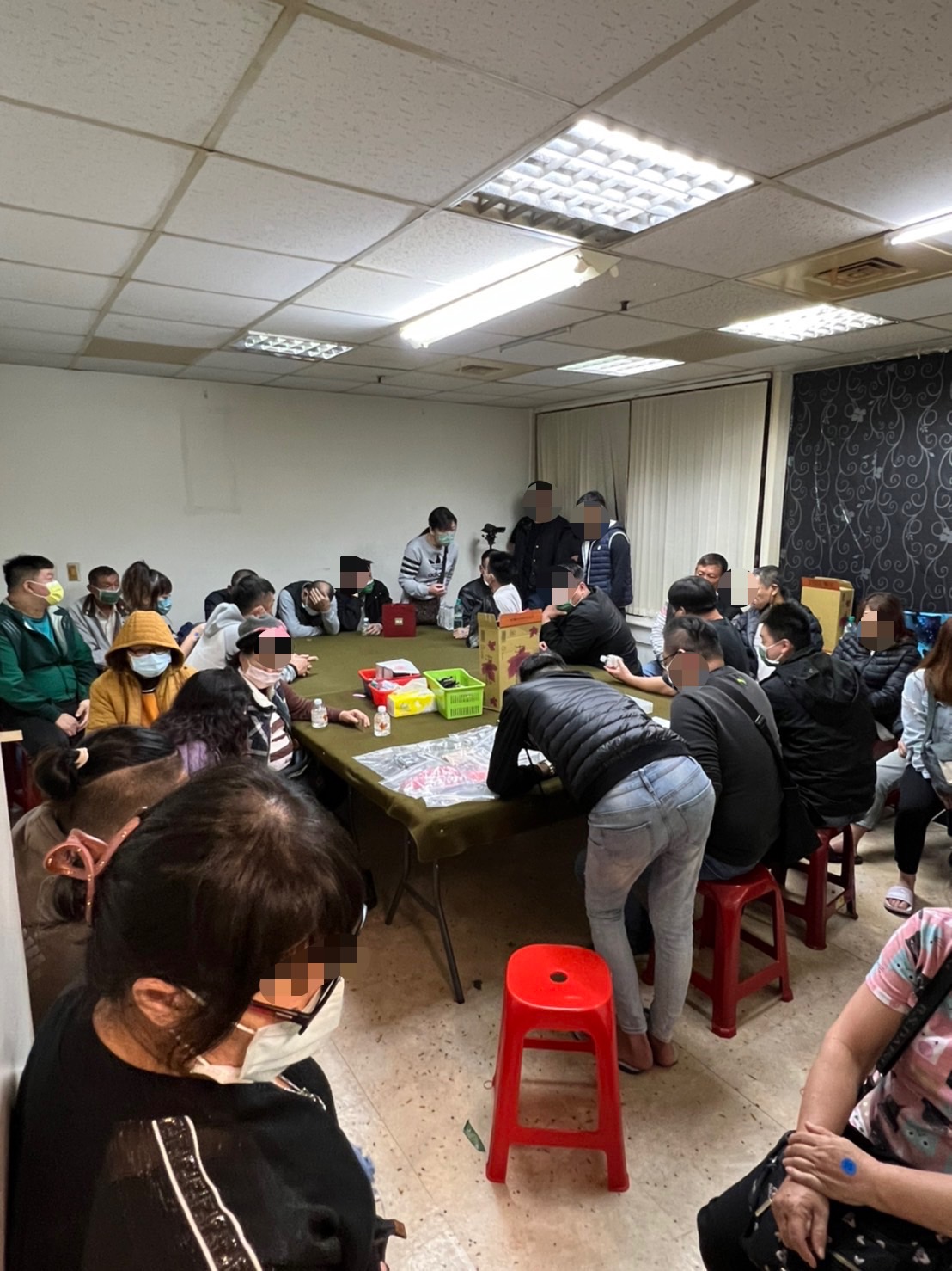 賭客商辦大樓聚賭警破門逮捕