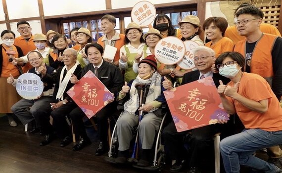 台中不老夢想館圍爐 賴副總統、王副市長向長輩拜早年