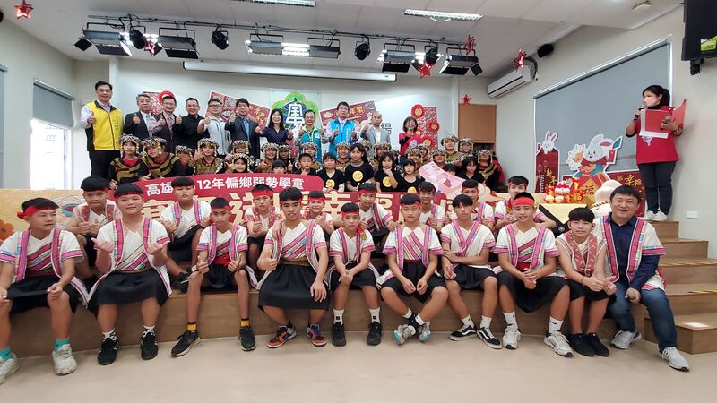 漾新聞|高雄市教育局致贈偏鄉弱勢學生家庭年菜紅包 助弱勢生寒冬送暖幸福團圓