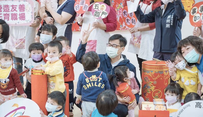 漾新聞|高市提前發放育兒津貼和托育補助且補助不排富 讓家長安心育兒過好年