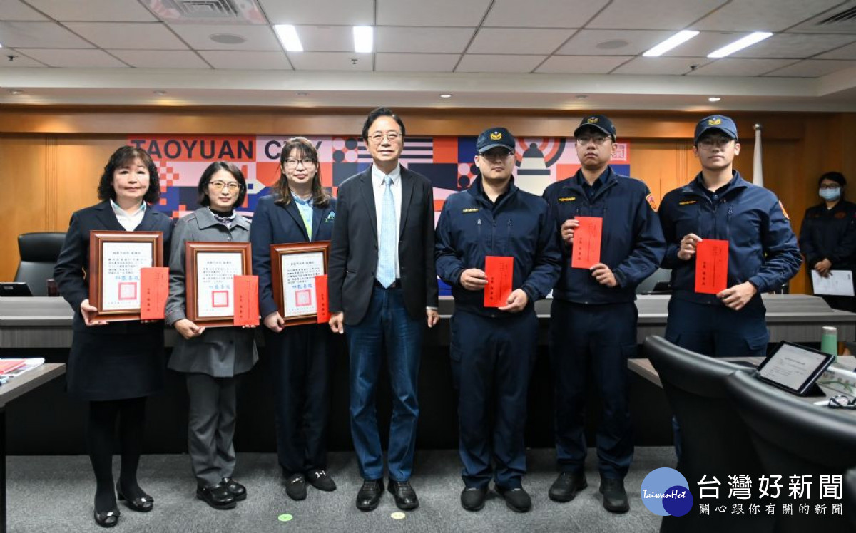 市長表揚金融從業人員與員警成功攔阻重大詐騙案件。