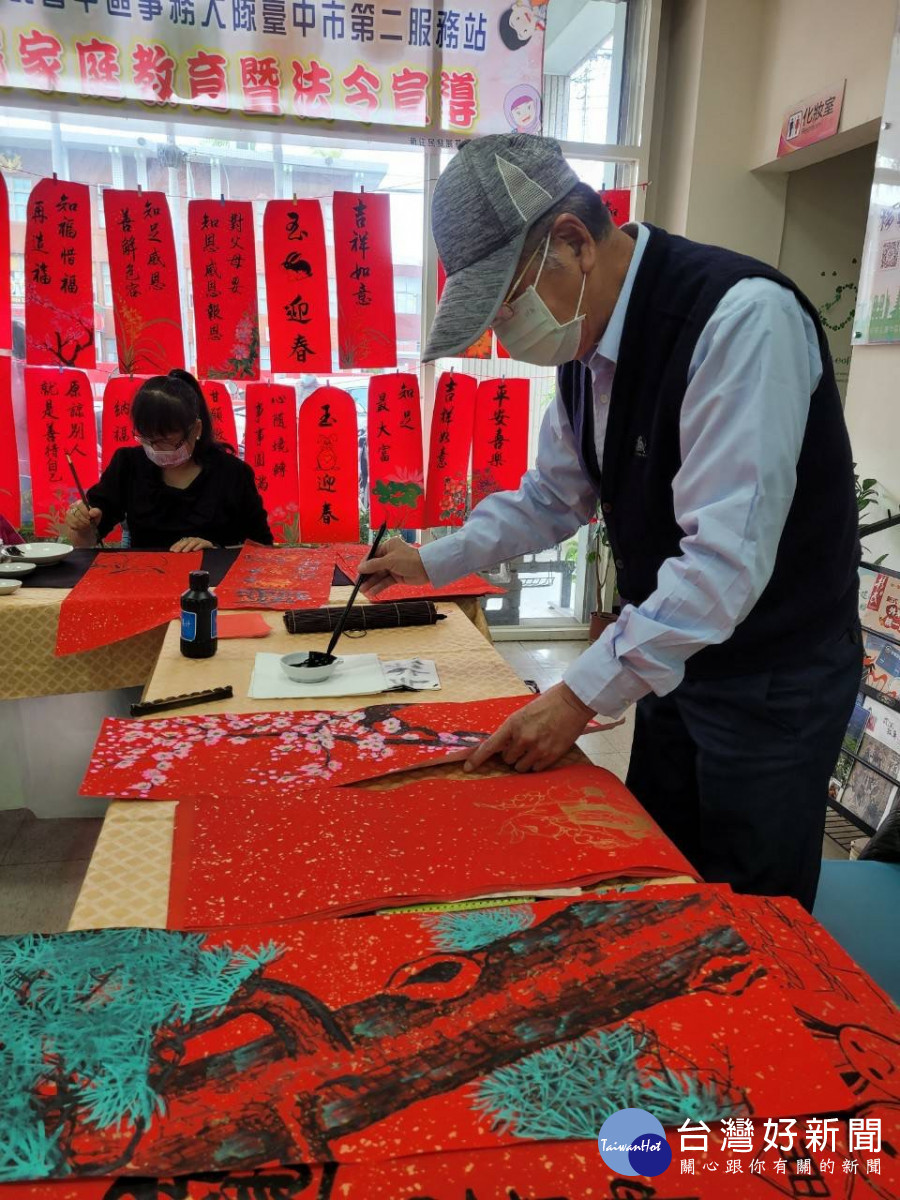 連秀雲老師及高齡 82 歲的董石秋老師,演示松竹梅畫法並揮毫書寫吉祥話。