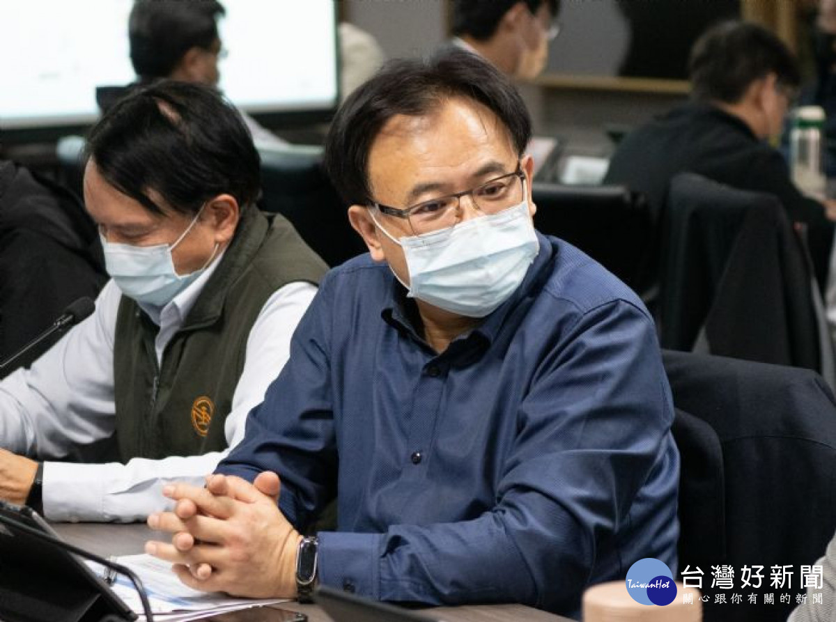 交通局長張新福說明春節期間禁挖道路規定。