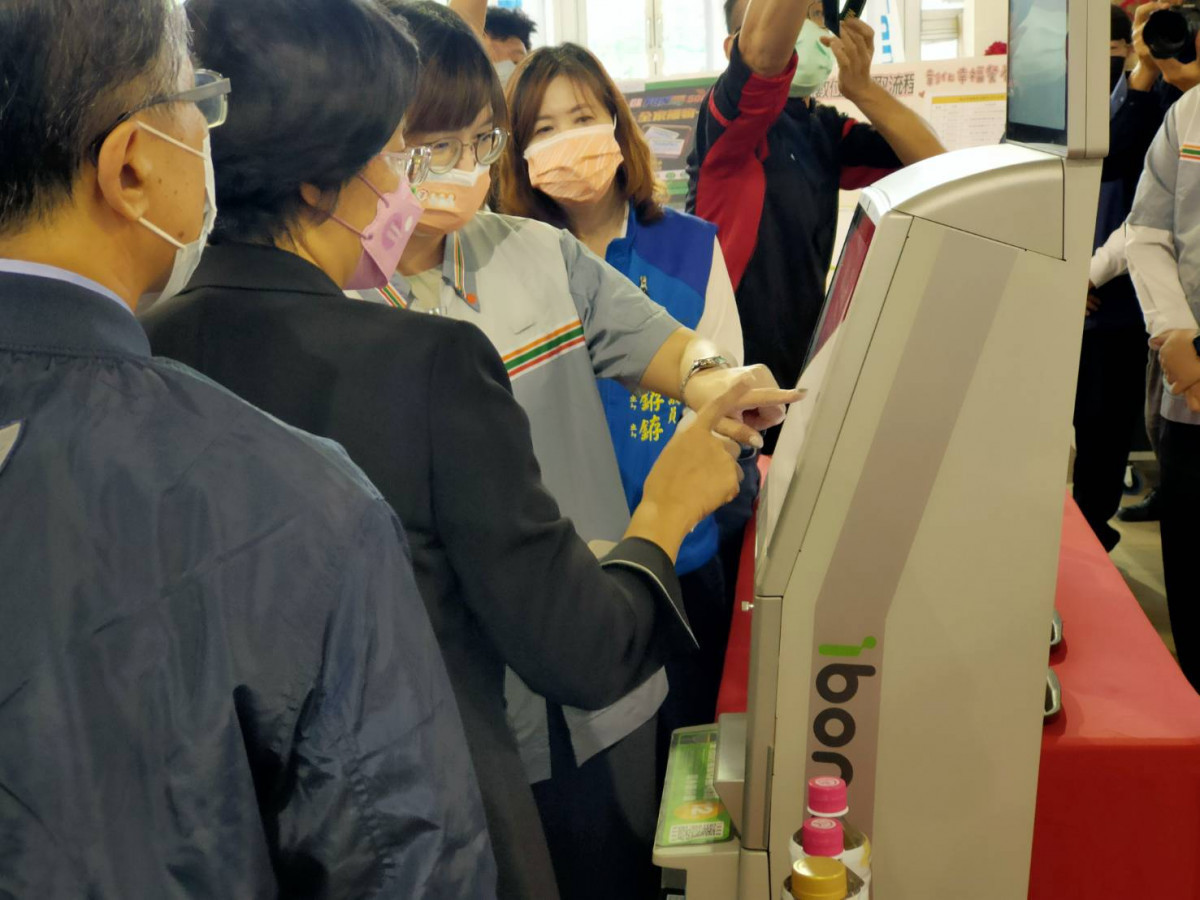 彰化縣結合五大超商推動數位化「幸福餐券」縣長王惠美親自超做數位機台。圖/記者鄧富珍攝