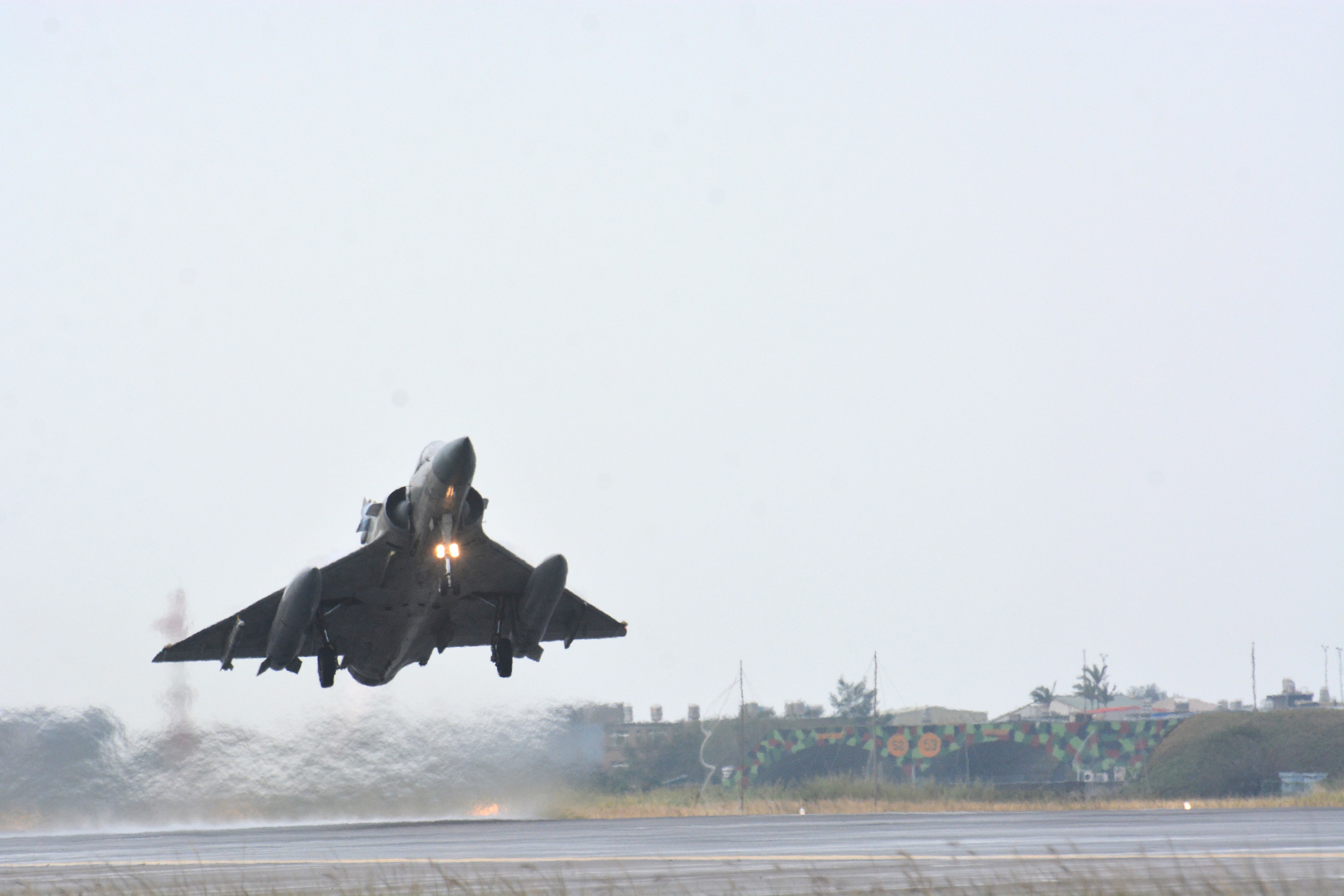空軍新竹幻象機聯隊榮獲2022年的年度空戰王、箭靶王。王烱華攝