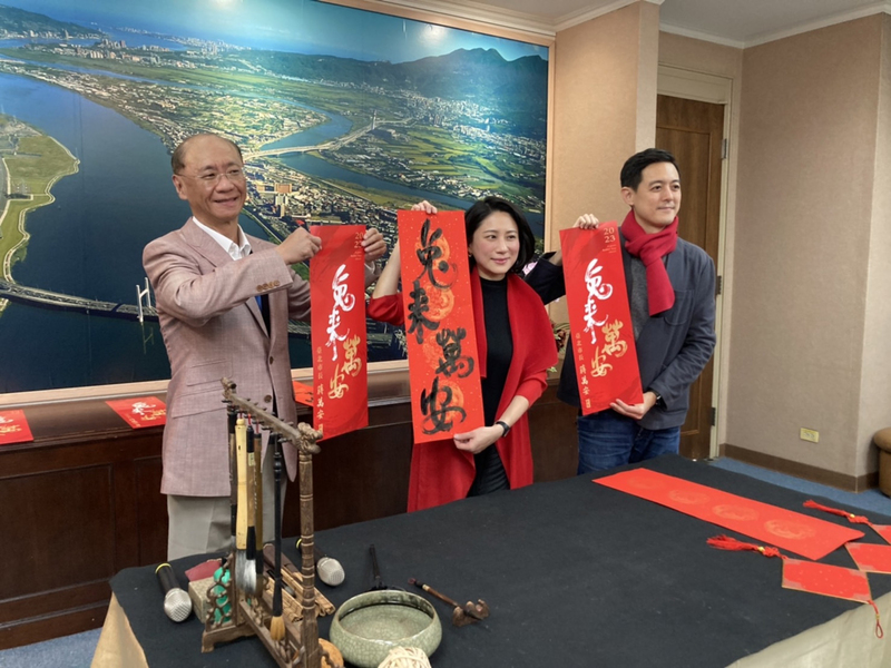 台北市政府9日公布兔年春聯「兔來萬安」,循例印製20萬份,11日起開放讓民眾索取。中央社