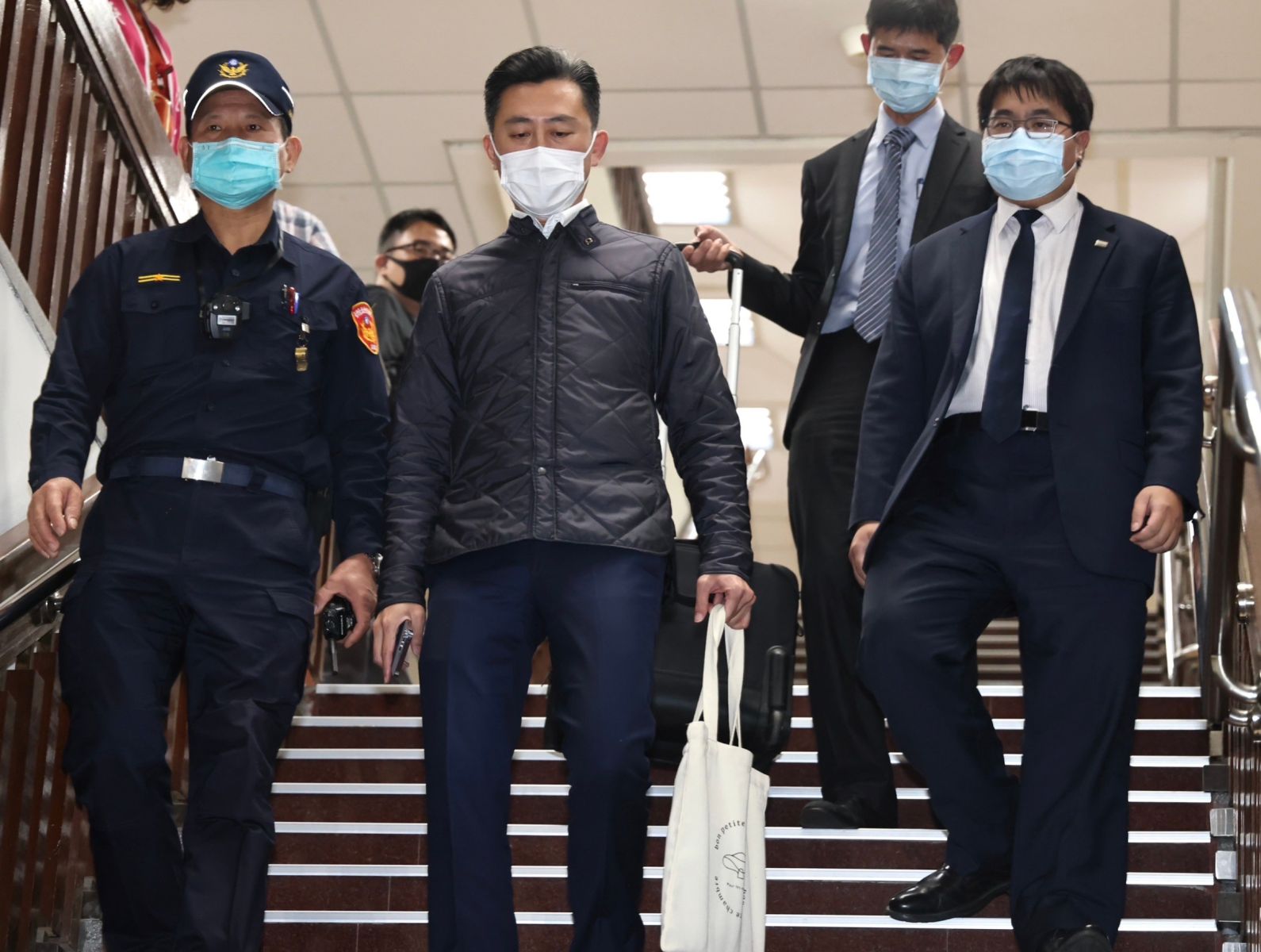  庭訊約1小時結束後，林智堅離去時，面對媒體詢問「你覺得是冤案嗎」？僅說「謝謝大家」，隨即搭上座車離去。林啟弘攝