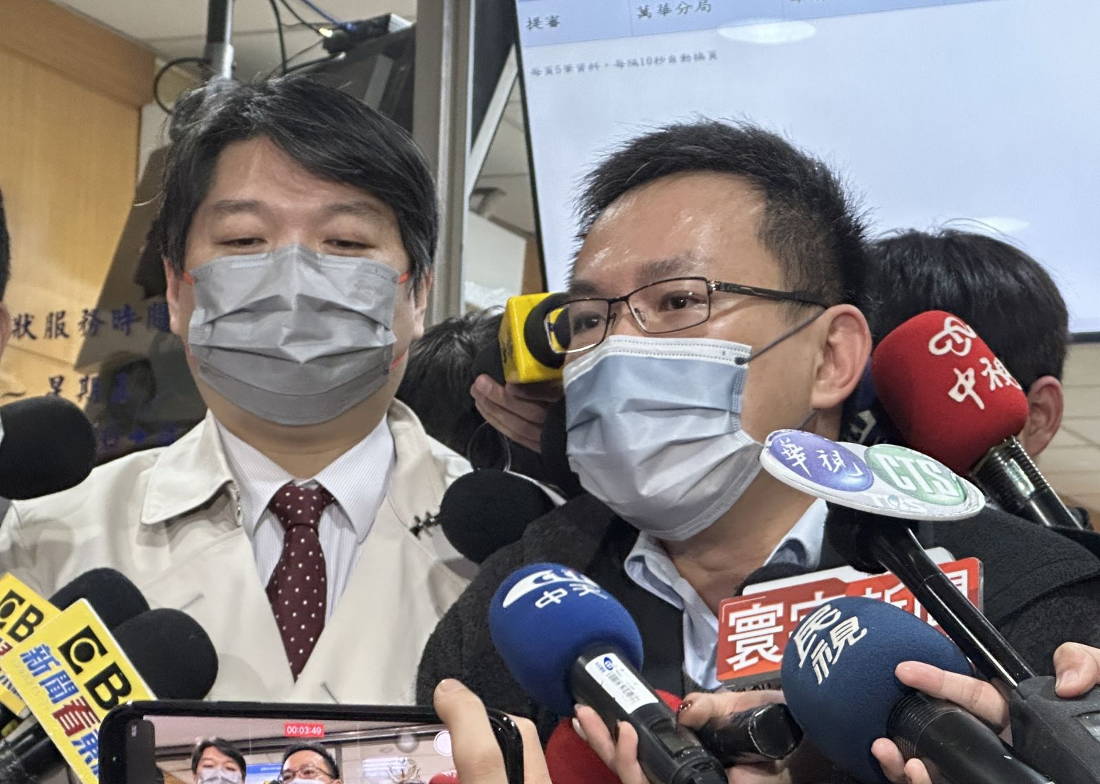 余正煌委由2律師吳俊達（左）、張祐齊（右）出庭。林啟弘攝