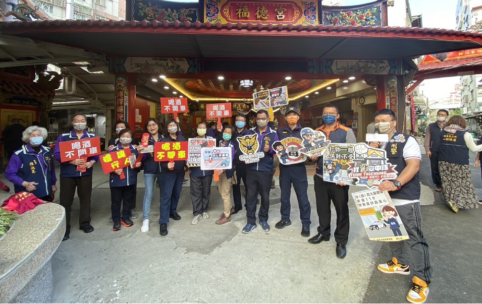 ▲ 中警第一分局長張啓祥率隊進行預防酒駕宣導 (圖/台中市警察局 提供)