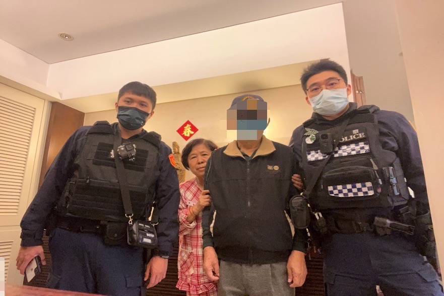 士林分局天母派出所員警陳建中、廖顯晟協助老先生返家