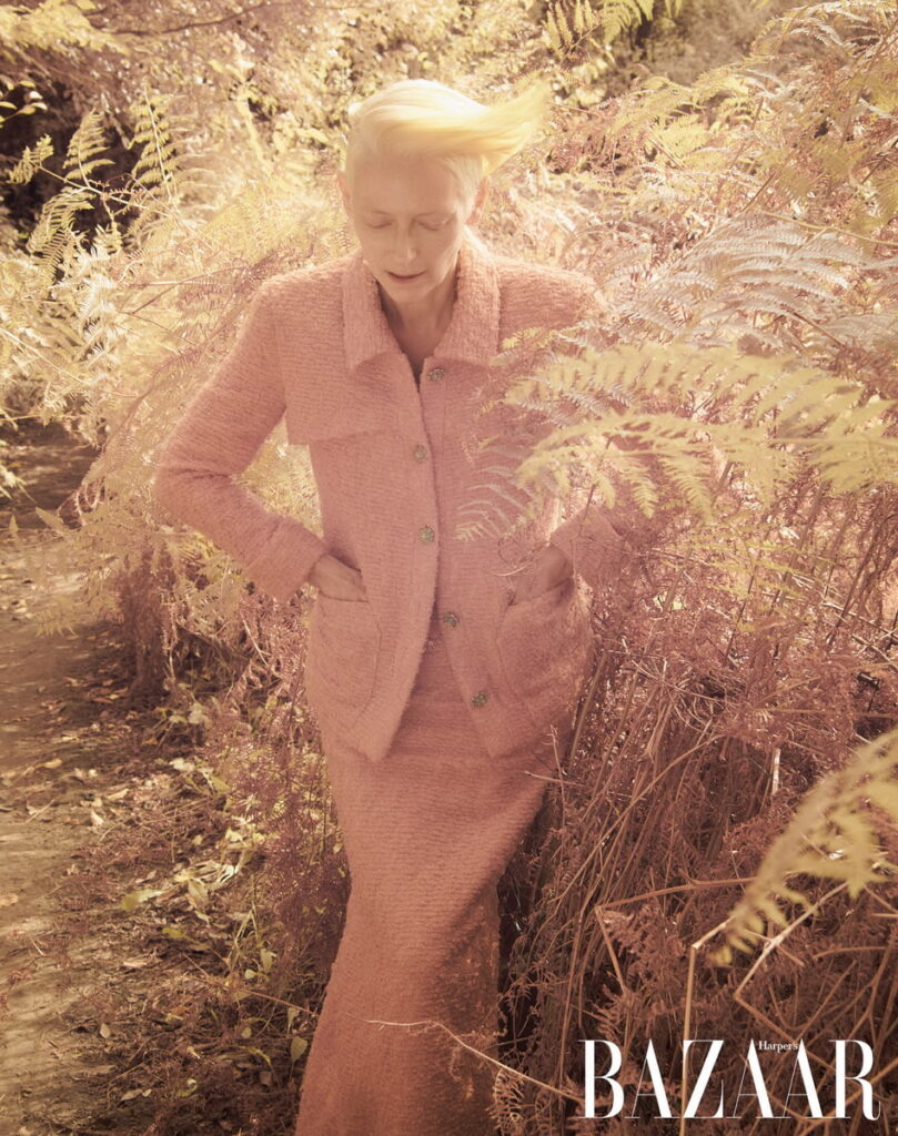 外套、裙,Chanel Haute Couture。(照片轉載自「《Harper’s BAZAAR》國際中文版」)