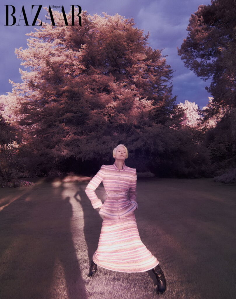 外套、裙、靴,Chanel Haute Couture。(照片轉載自「《Harper’s BAZAAR》國際中文版」)