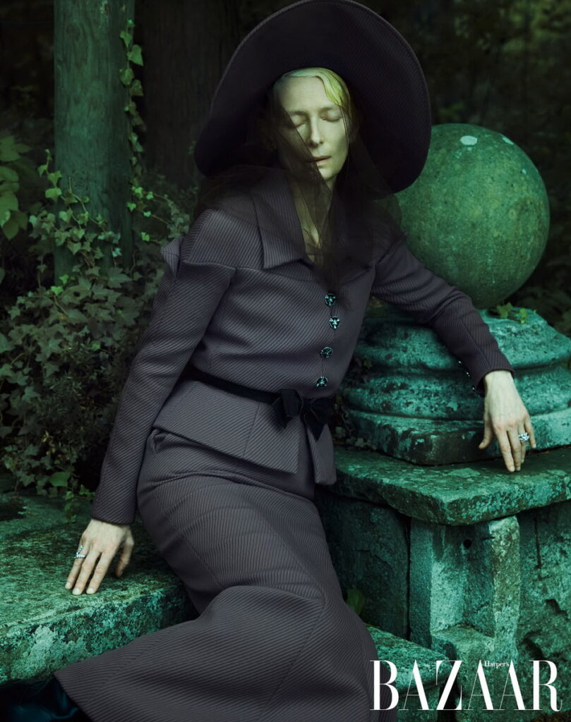 上衣、裙、帽飾,Chanel Haute Couture。戒指,Chanel High Jewelry。(照片轉載自「《Harper’s BAZAAR》國際中文版」)