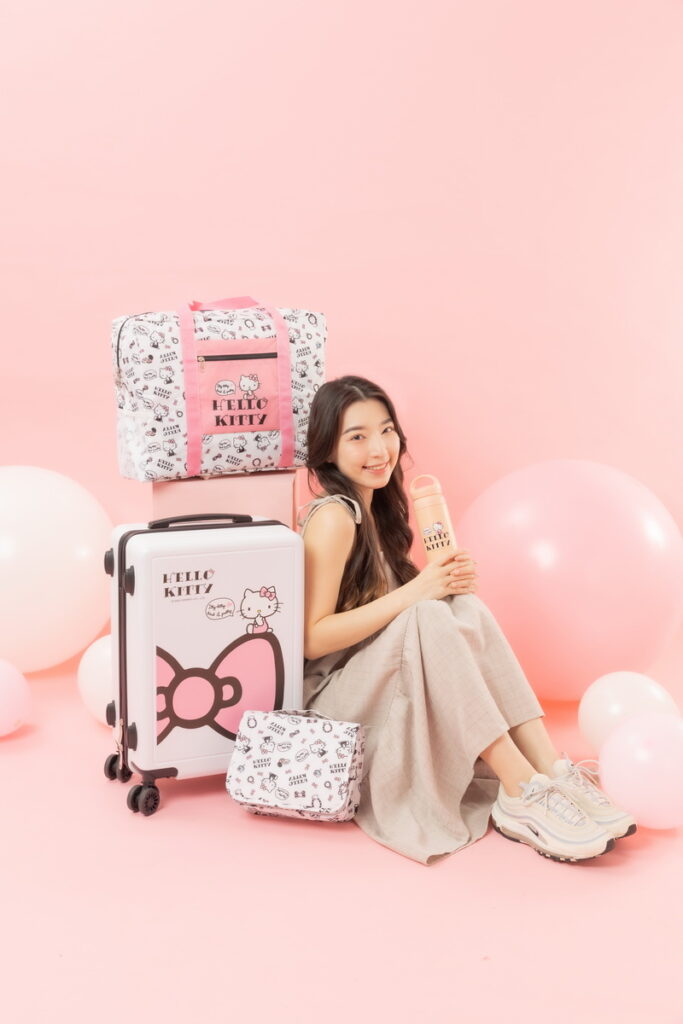 佐登妮絲X Hello Kitty聯名加價購商品,共4款兩色,讓你成為旅程中的嬌點,等待少女來收藏!