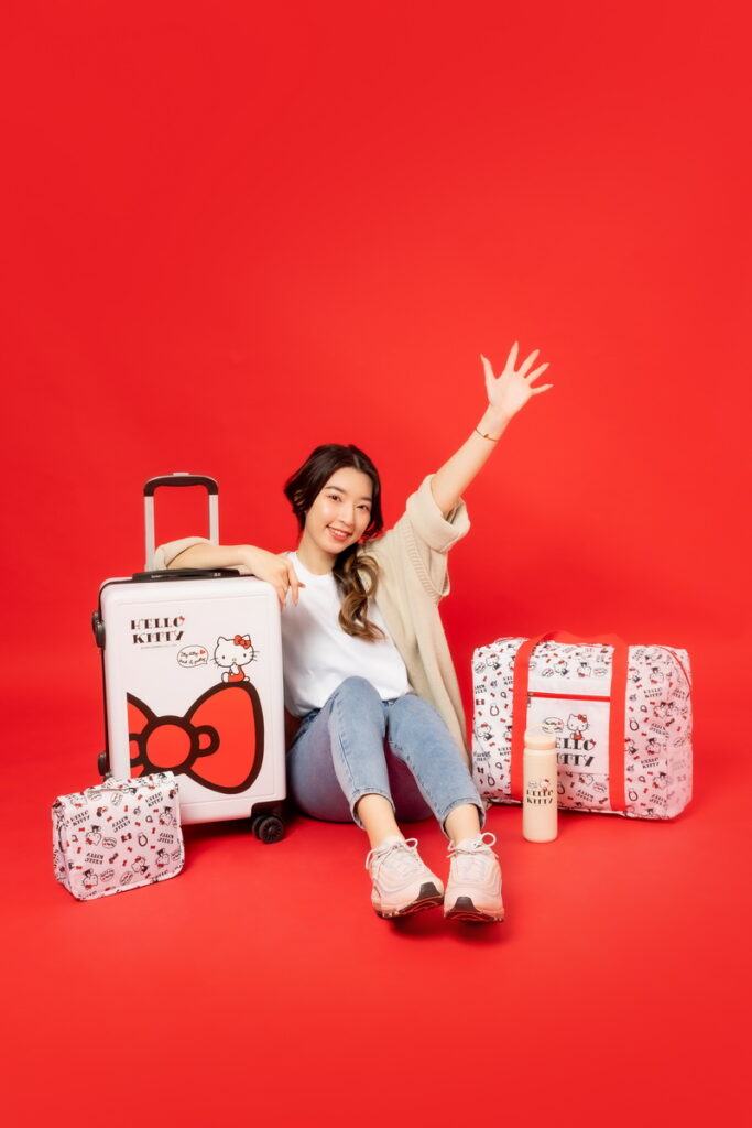 Hello Kitty控必收!佐登妮絲與Hello Kitty聯名加價購活動,祭出旅行盥洗收納包、多功能摺疊收納旅行袋、手提不鏽鋼保溫瓶及20吋行李箱,每一樣都令人迫不及待帶回家!