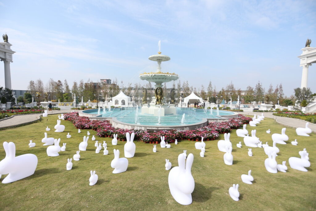佐登妮絲城堡開辦「歐洲嘉年華」,不但帶給嘉義雪景春節,更打造限定兔年打卡點,全園區超過上百隻兔子帶給民眾好運勢,夜間還會變身可愛的彩色夜光兔!-3