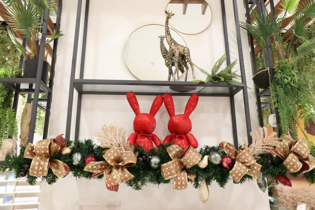 佐登妮絲城堡開辦「歐洲嘉年華」,不但帶給嘉義雪景春節,更打造限定兔年打卡點,全園區超過上百隻兔子帶給民眾好運勢,夜間還會變身可愛的彩色夜光兔!-4