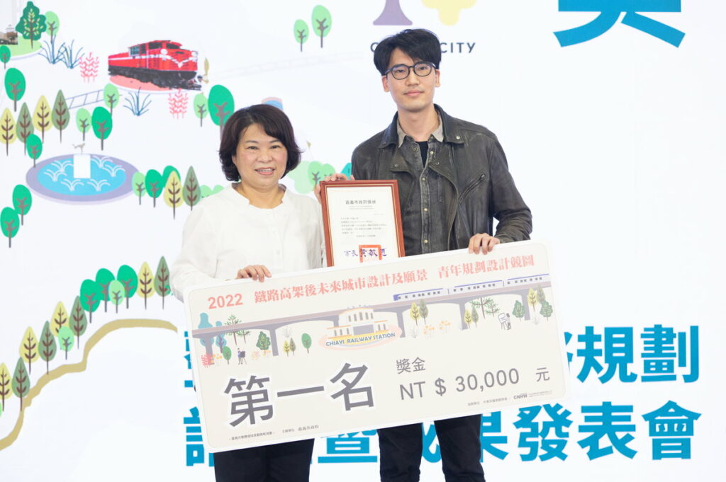 競圖第一名簡哲弘