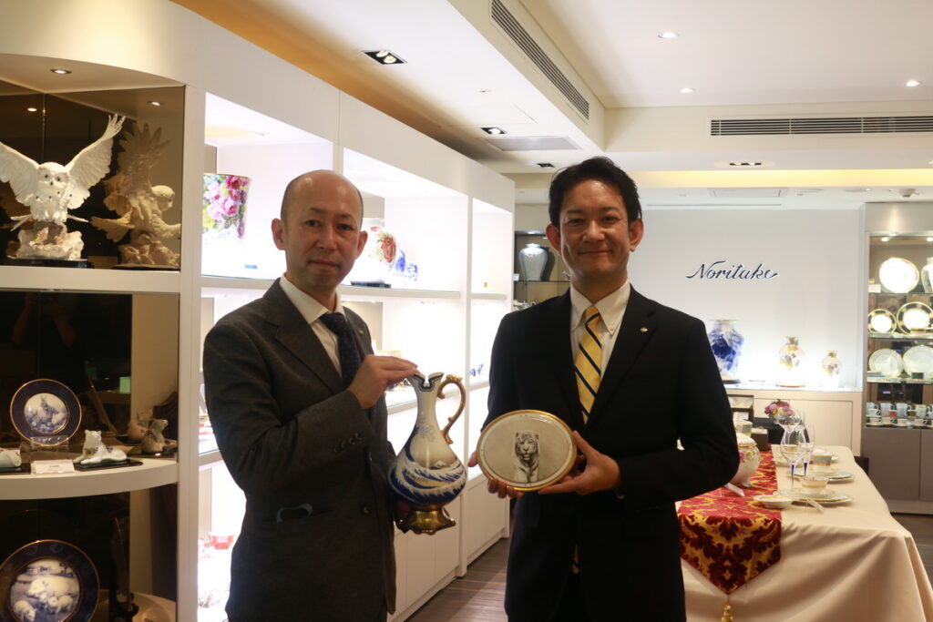 (左)Noritake彩繪大師Satoshi Yamada(山田智嗣)手持手繪神奈川沖 浪裏花瓶31公分 定價396,000元,Noritake海外營銷部副總Suzuki Kazuo(鈴木一生)手持手繪-老虎 定價160,000元