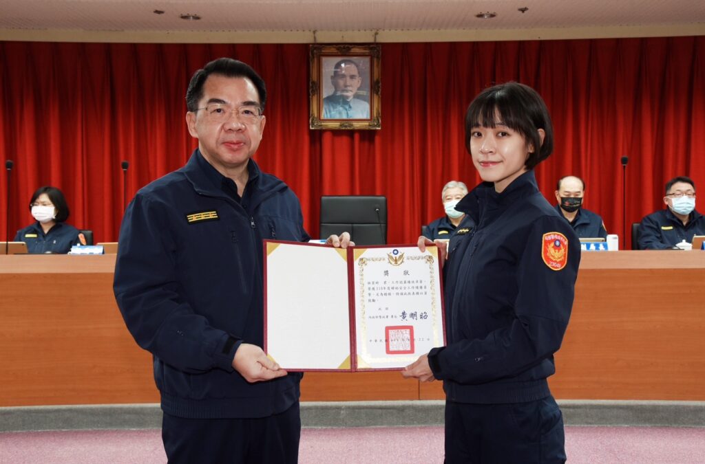 局長楊源明(左)頒獎給婦幼警察隊績優員警林翌婷(右)