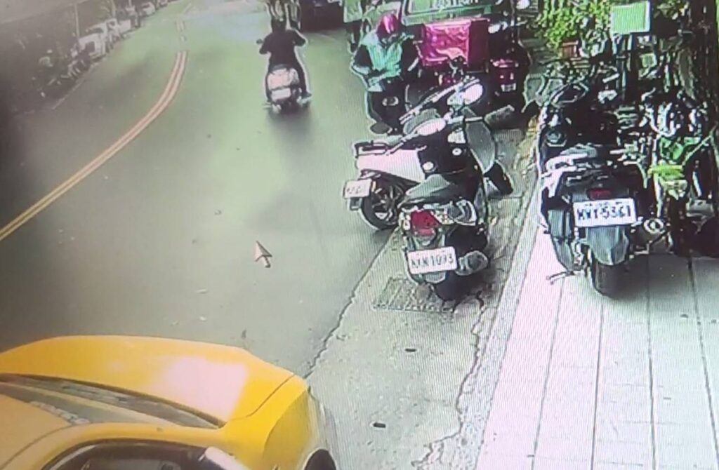 (上)後方機車騎士見狀撿起後開溜