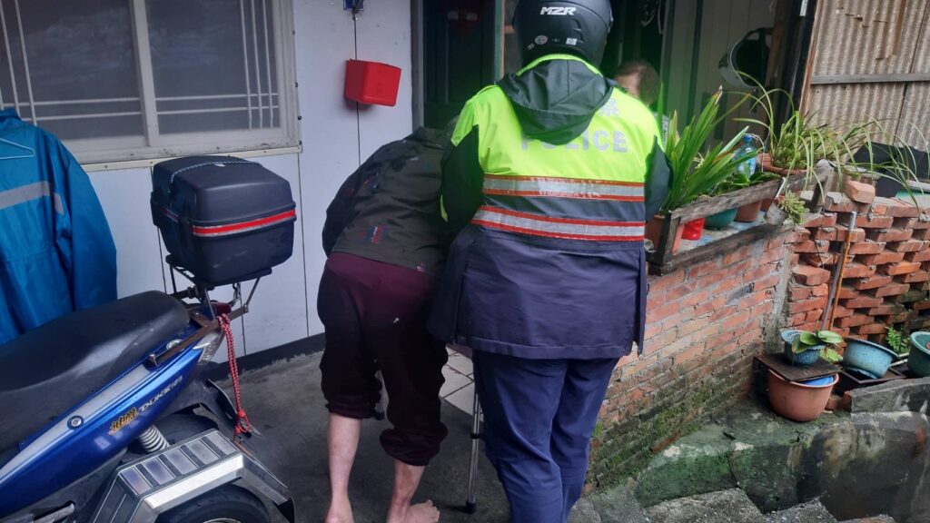 警方協助跌倒老翁起身後返家。