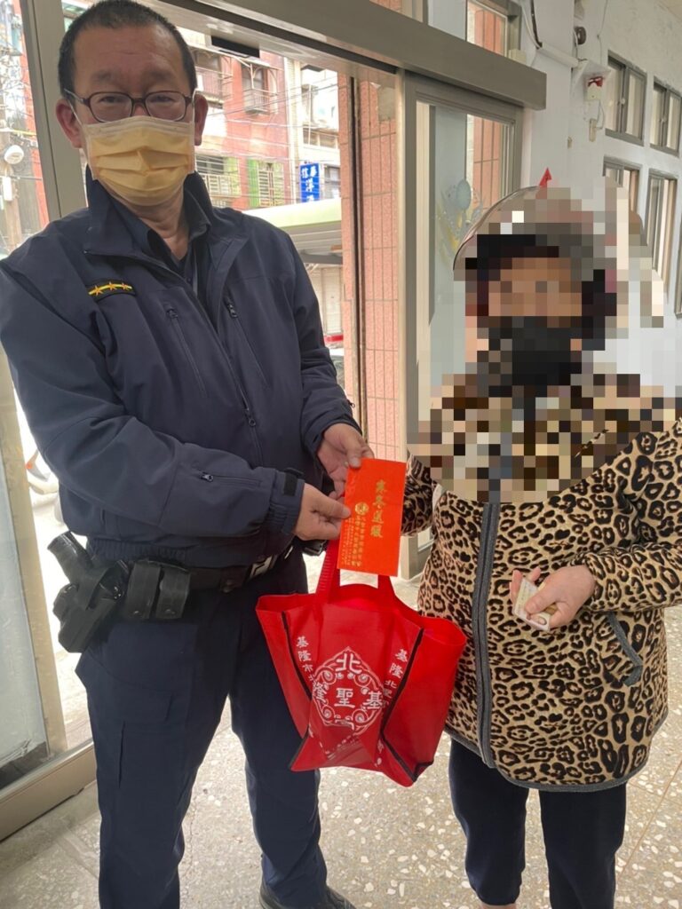 警方協助老翁家屬領取寒冬送暖物資。