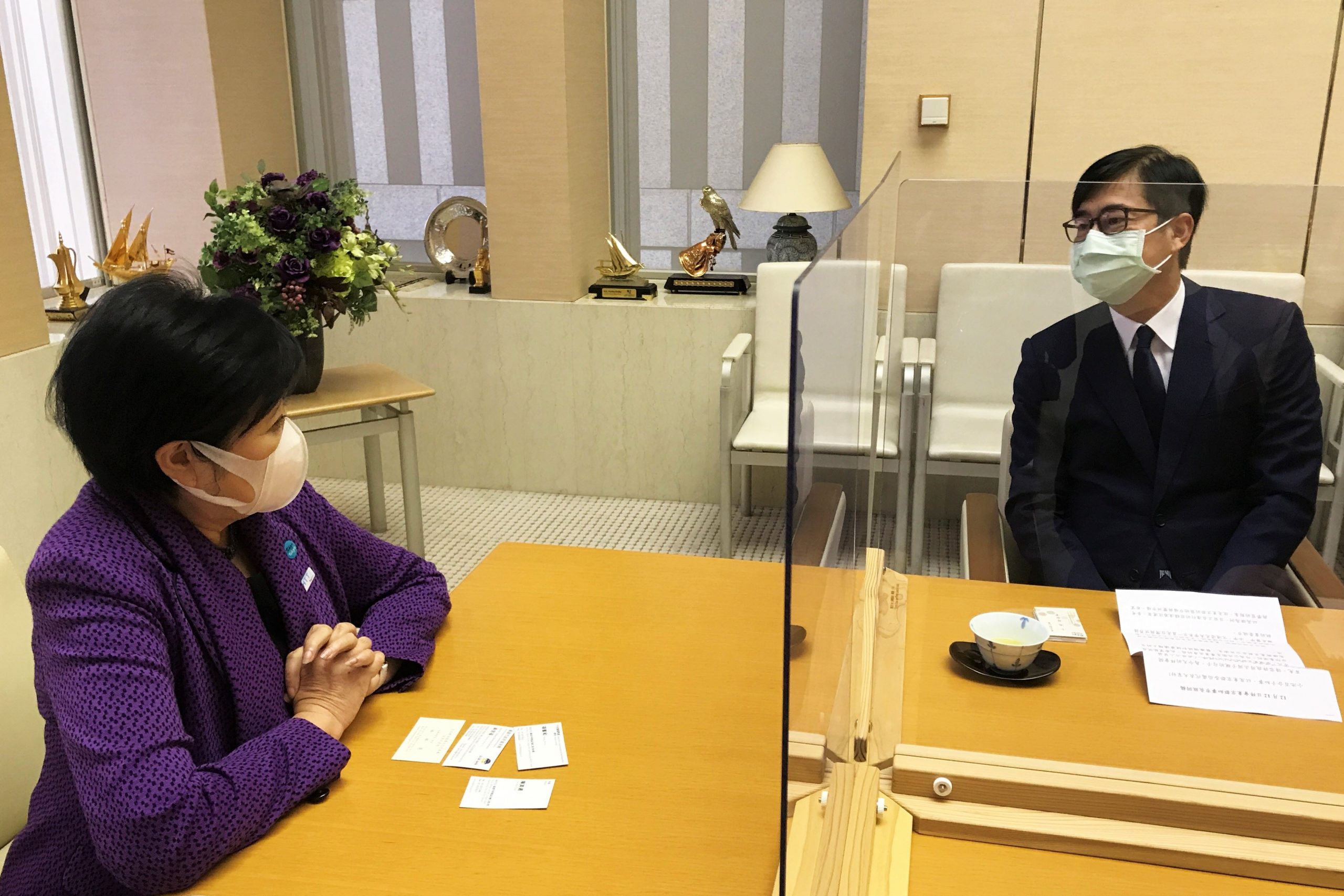 陳其邁市長與小池百合子知事熱烈談論市政經驗及台日友誼心得。 圖片來源:高雄市政府