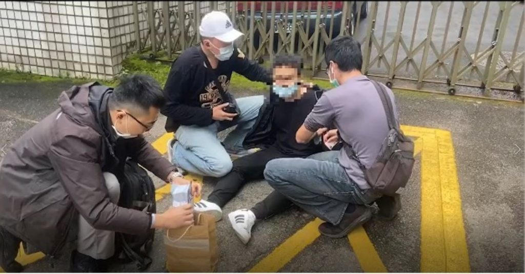 警方便衣埋伏緝獲張姓詐欺車手