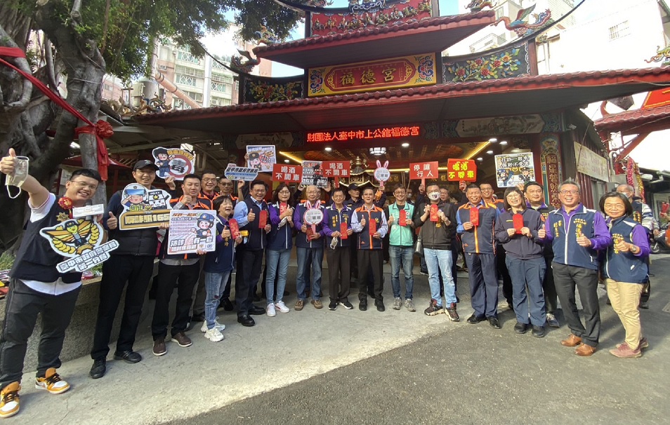 ▲ 中警第一分局長張啓祥率隊進行預防酒駕宣導 (圖/台中市警察局 提供)