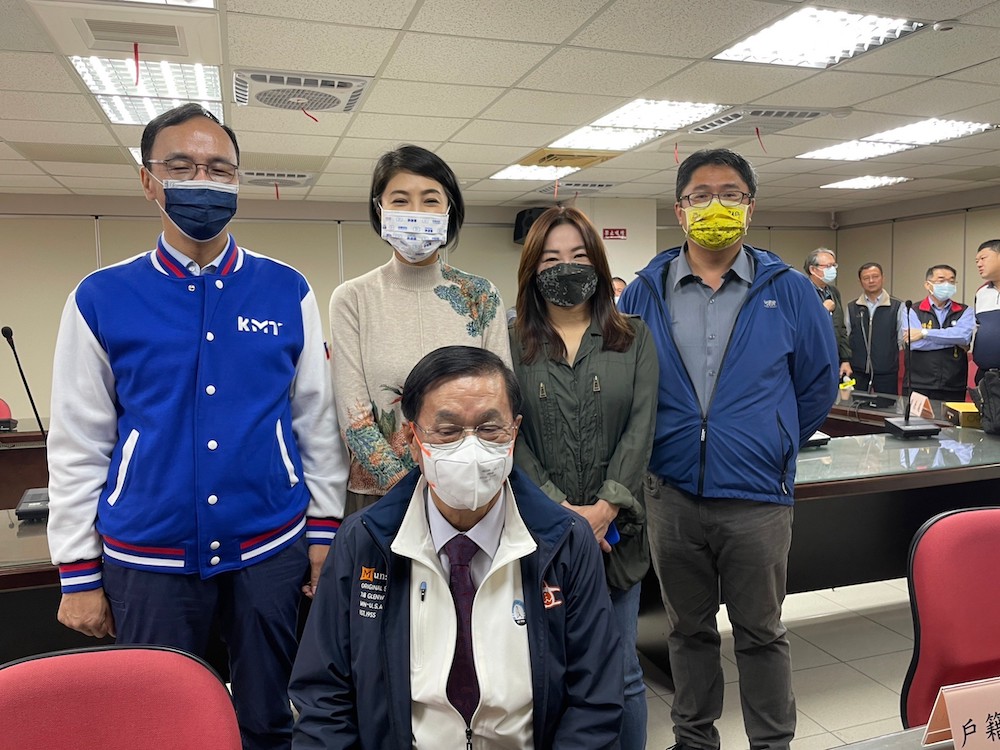 林明溱登記參選南投立委 朱立倫許淑華讚他對地方最熟 124 前南投縣長林明溱11日登記參選南投立委補選,國民黨主席朱立倫、南投縣長許淑華、國民黨立委馬文君、南投縣議員游顥等人皆陪同。朱讚林對南投最了解。