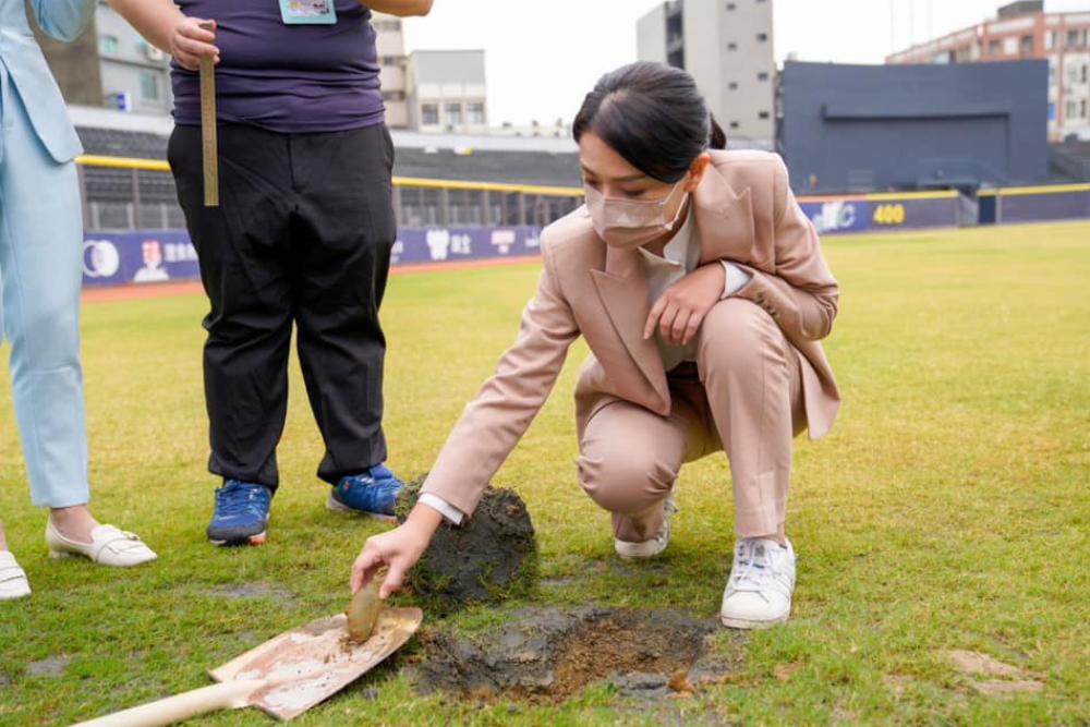 美媒評新竹棒球場草坪極差 高虹安:別再丟臉到國外 128 高虹安檢視林智堅任內做的棒球場