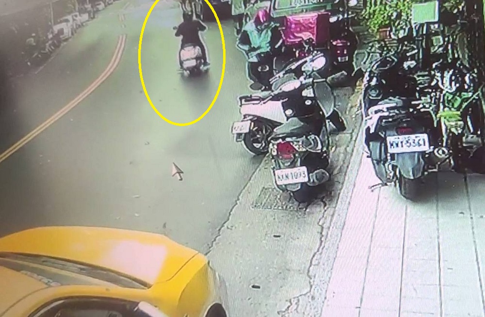 外送員掉錢包 41歲機車男目送離開彎腰撿警上門辯太忙 114 S 546283546