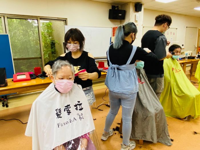 苗縣「幸福療癒時光畫室」送愛到幼安公益義剪