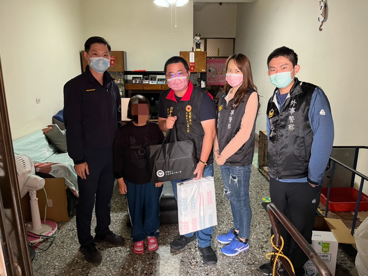 彰化警大竹派出所彭子瀧及大臺中愛心同心會副會長沈子筌至民眾家發放物資協助度過難關,地方深表讚賞及肯定。(圖/記者謝榮浤翻攝)