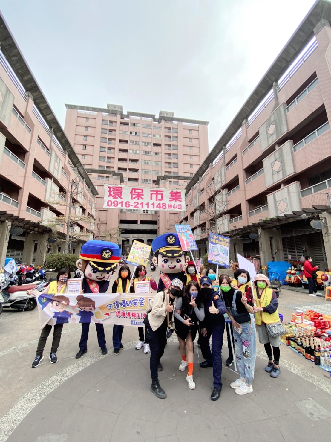 民眾搶跟警察大頭娃娃拍照。(圖/記者林㤈輝翻攝) 