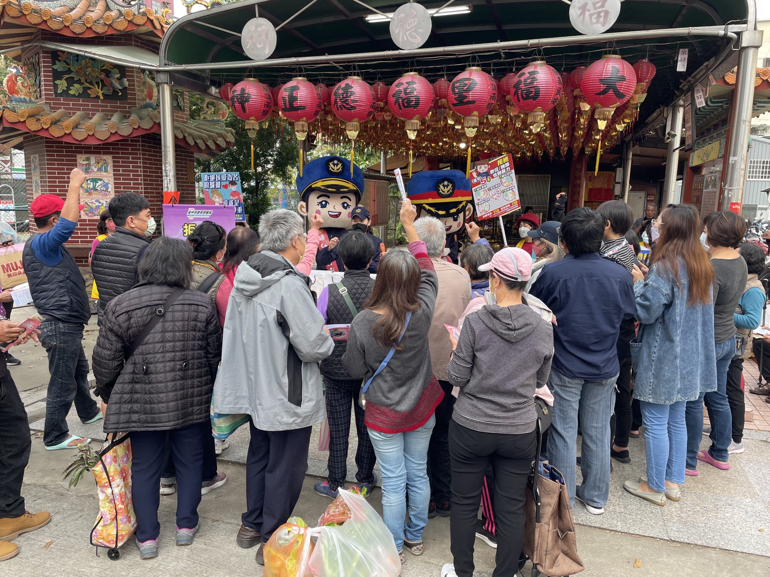為了得到限量版小警車等精美好禮，民眾踴躍搶答。(圖/記者林㤈輝翻攝) 