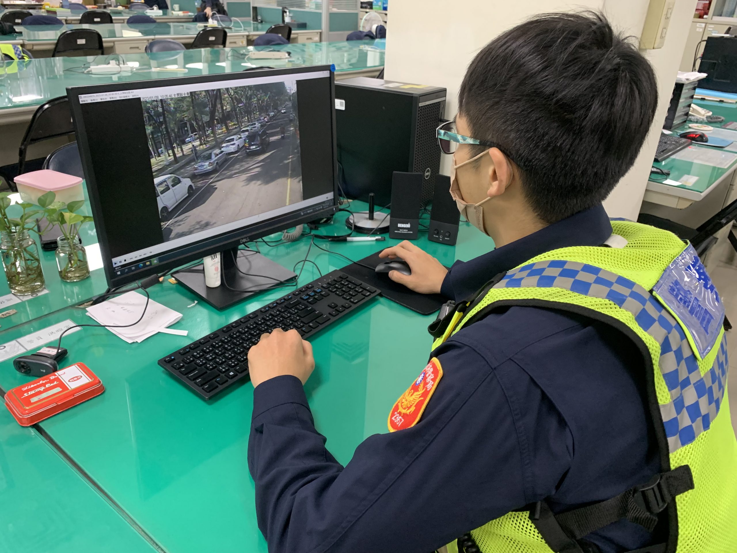 中市警二分局日前員警耐心調閱監視器尋獲愛心物資失主。(圖/記者謝榮浤翻攝)