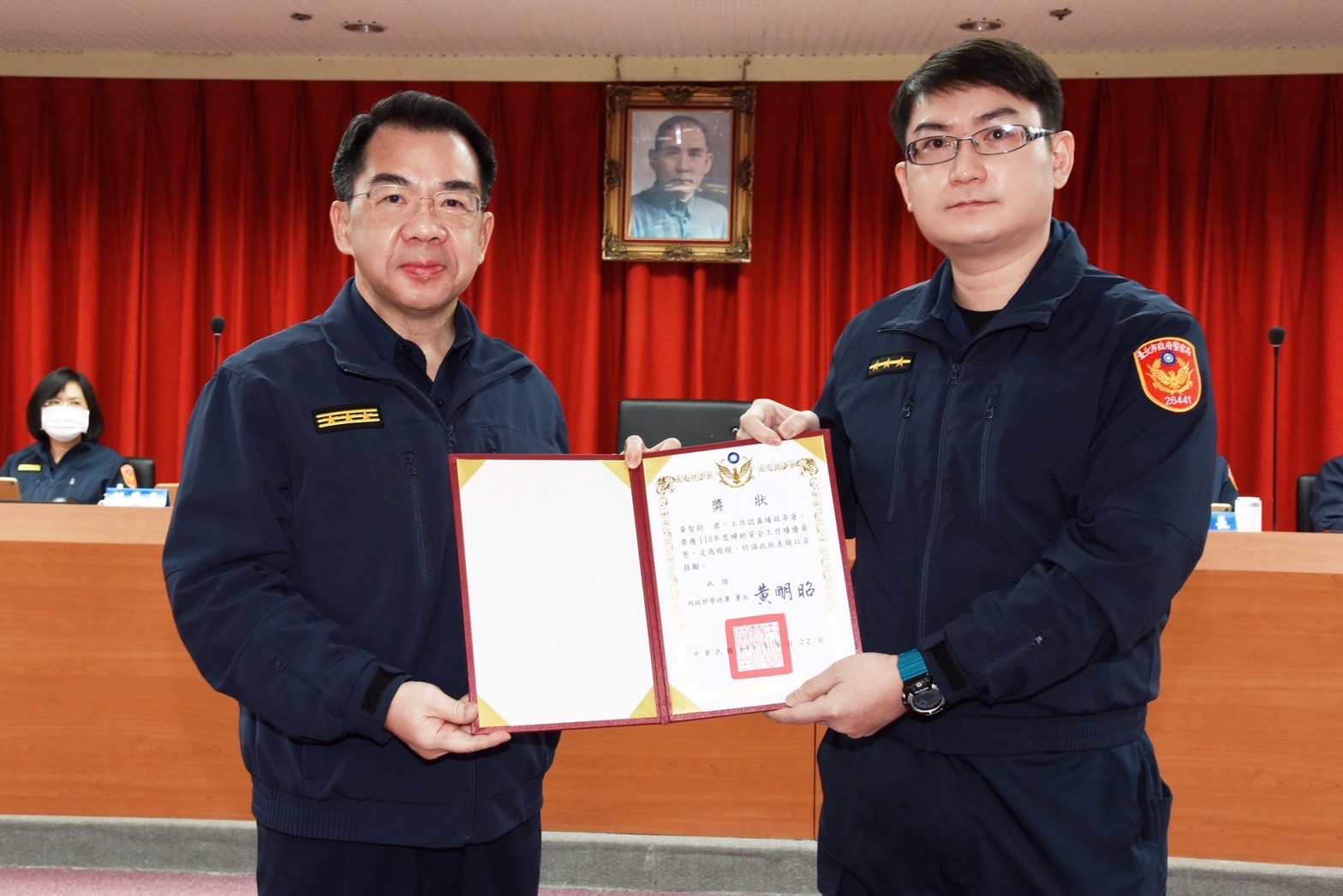 局長楊源明頒獎給士林分局員警黃智尉(右),嘉獎黃員成功偵辦跟騷案件。(記者趙靜姸翻攝)