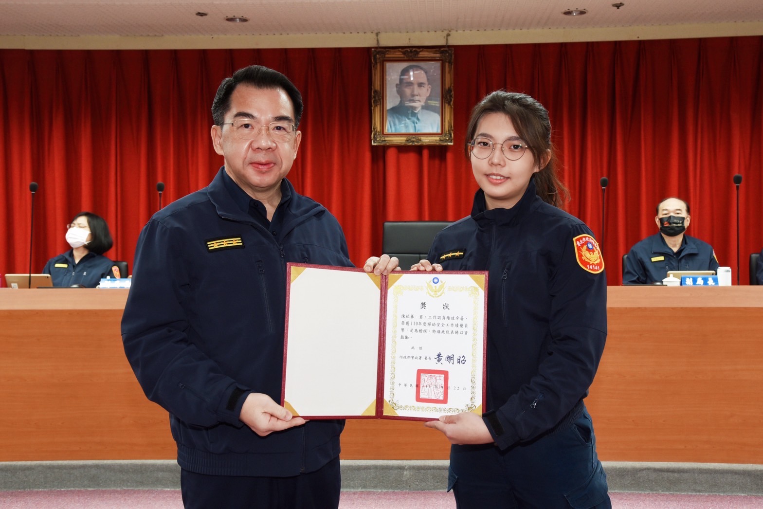 文山第二分局員警陳柏蓁(右)曾協助有家暴疑慮兒童送醫並確保其人身安全。(記者趙靜姸翻攝)