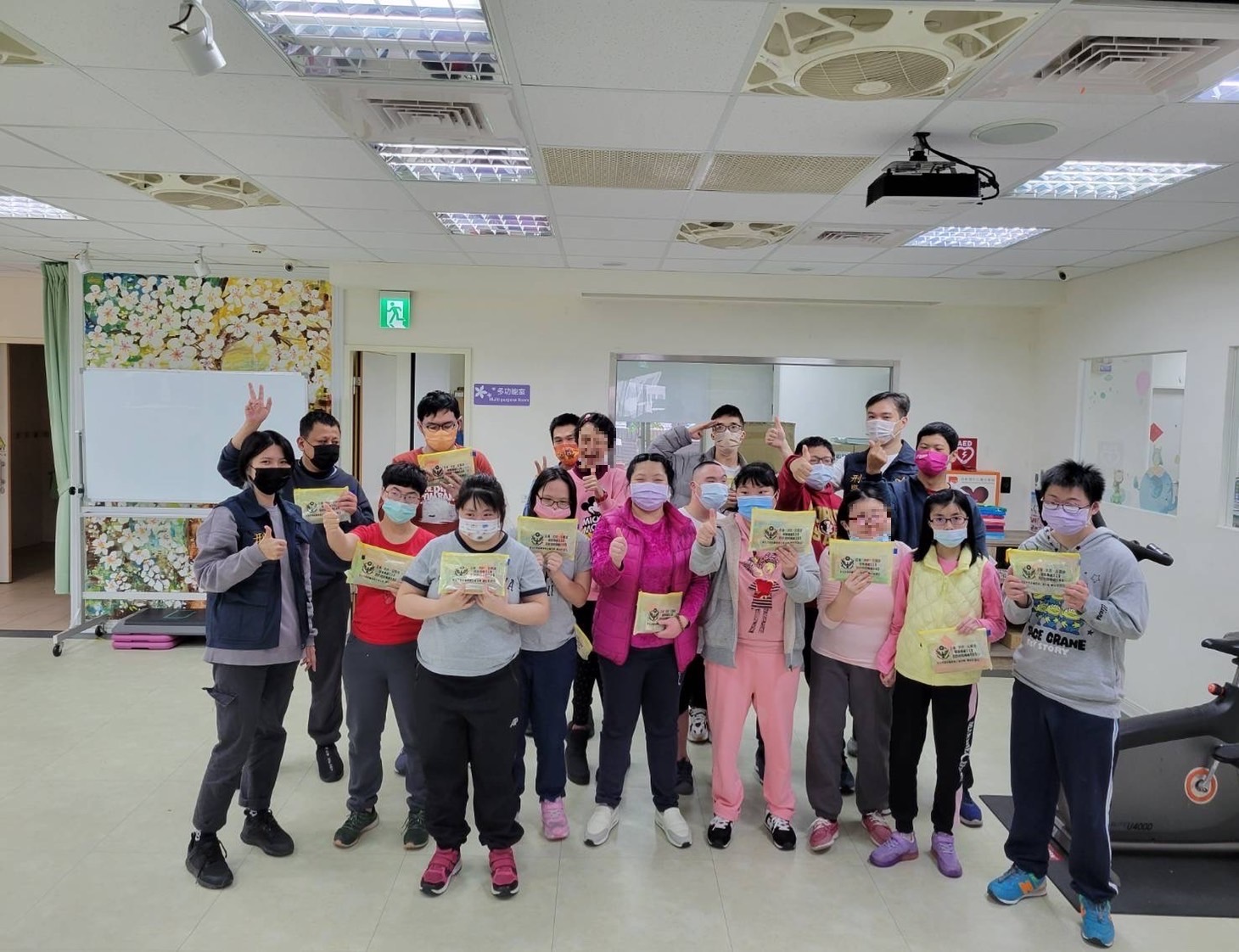 土城警教導唐寶寶如何避開詐騙、如何防止隨身物品遭搶。(記者徐煜勝翻攝) 土城分局也提醒民眾,為確保各金融機構、公司行號或民眾提領現金之安全,分局提供護鈔服務,以及全力加強維護金融機構及民眾提存款安全,讓大家平安過好年。